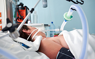 Dodatkowe łóżka z respiratorami trafiły do szpitala tymczasowego w Szczytnie